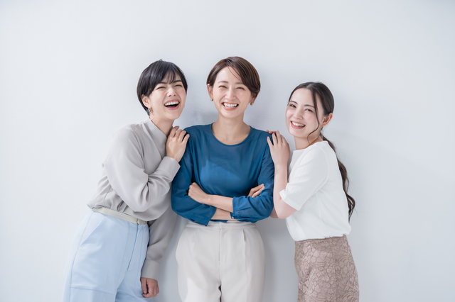 笑顔で寄り添う女性3人
