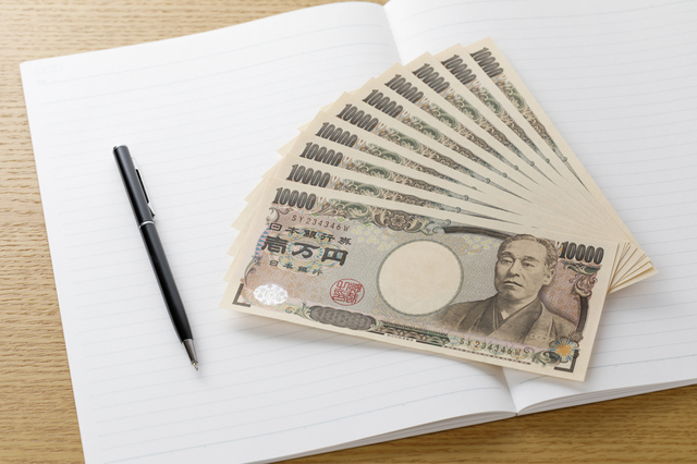 何枚かの一万円札とノートとペン