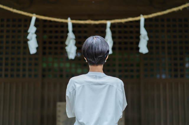 神社を参拝する女性