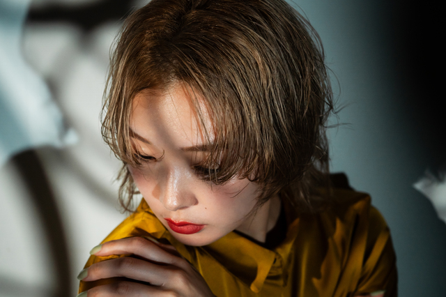 目を背ける女性
