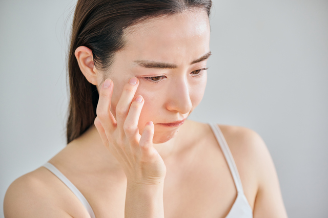 目元を気にする女性