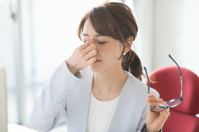 目が疲れている女性