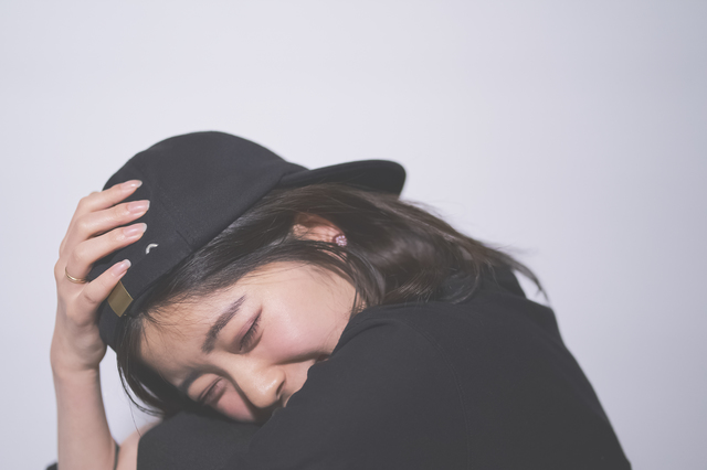 照れ隠しをしている女性