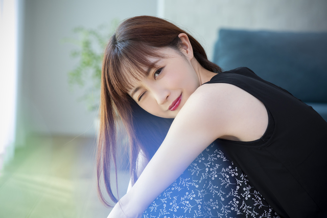 ウインクする女性