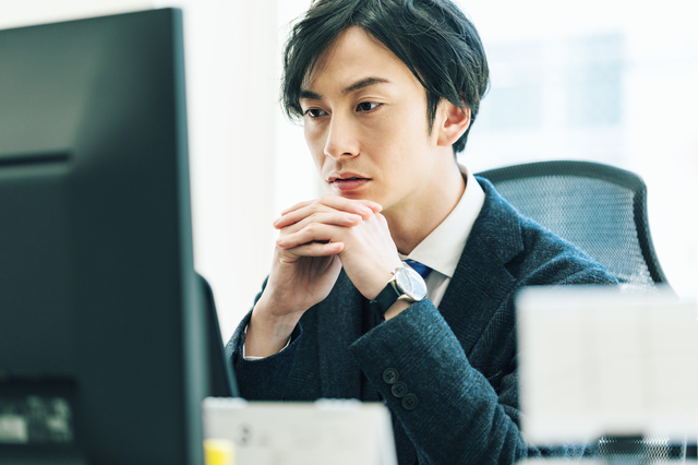 集中している男性