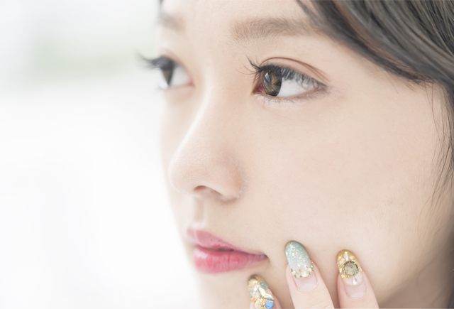 女性の目元