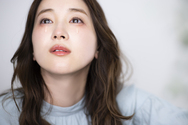 泣いている女性
