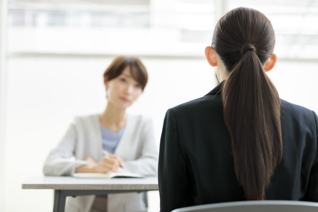面接官と面接を受ける就活生