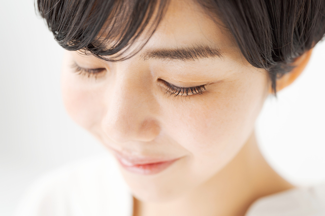 伏し目がちな女性