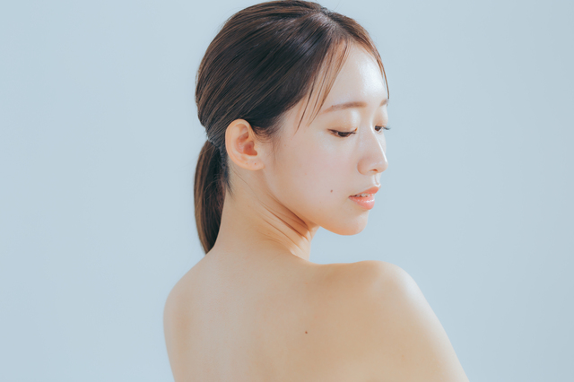 伏し目の女性