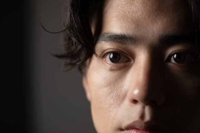 好きな女性を目で追う男性
