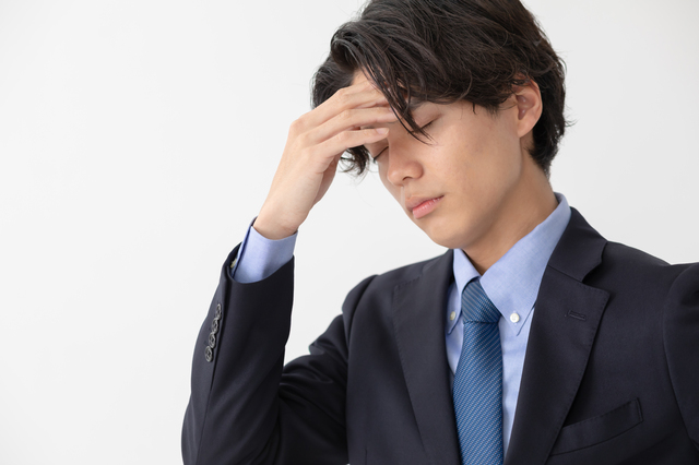 目が疲れている男性