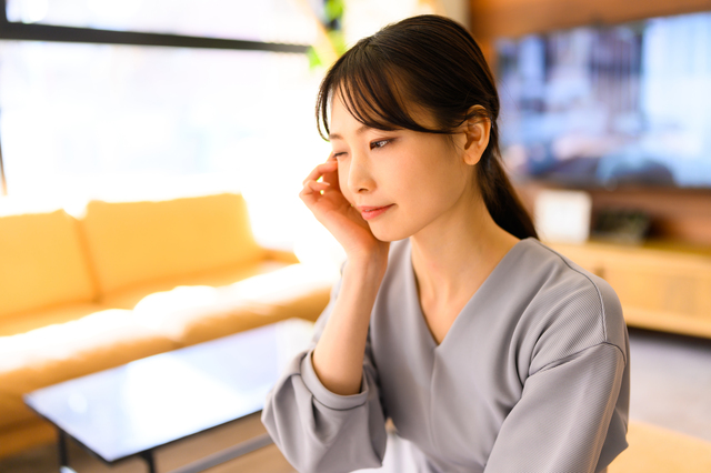 目にゴミが入った女性