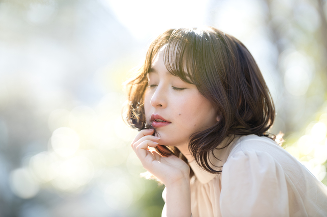 目を閉じる女性
