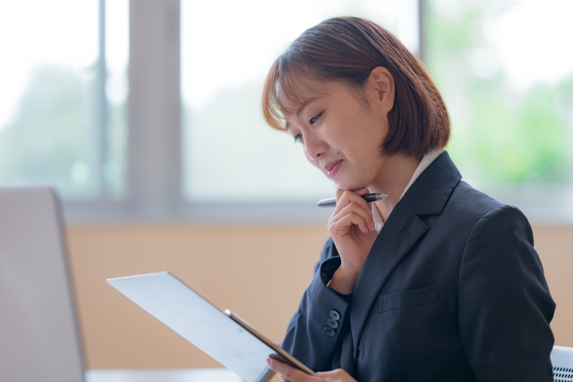 仕事をする女性