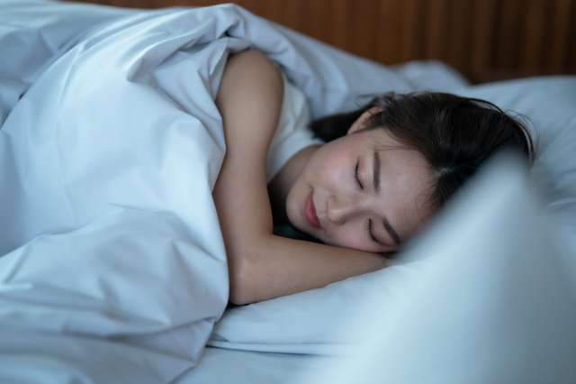 眠る女性