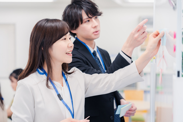 アイデアを整理するビジネスマンたち