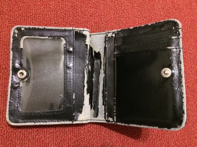 ボロボロの財布
