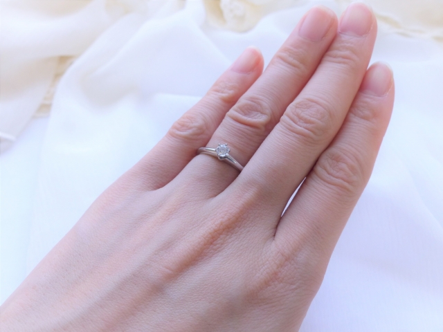 女性の手　結婚指輪