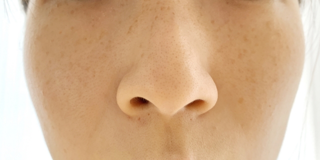 女性の鼻
