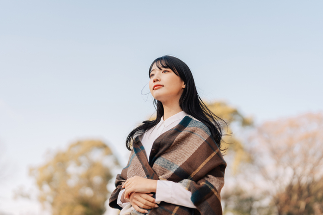 ストールを巻いた女性