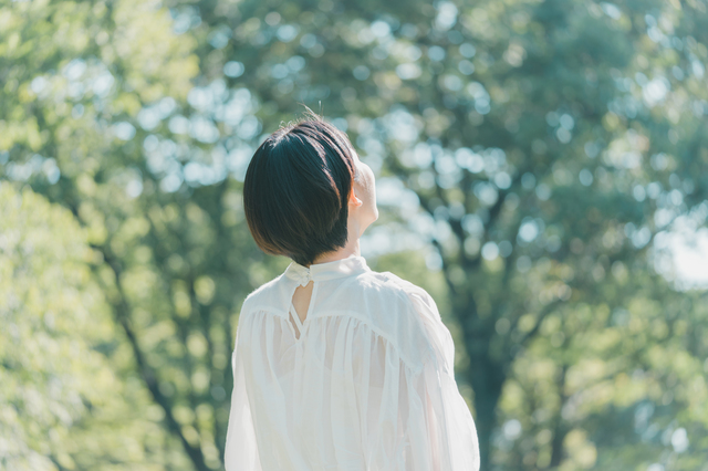 自然の中でリラックスする女性