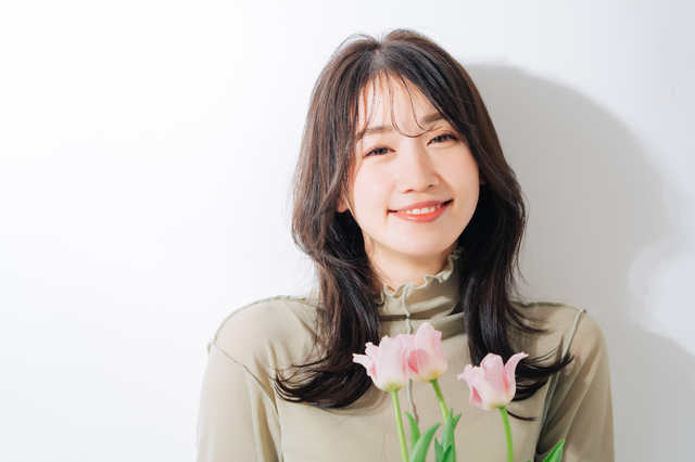 花を持つ女性