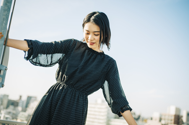空と女性