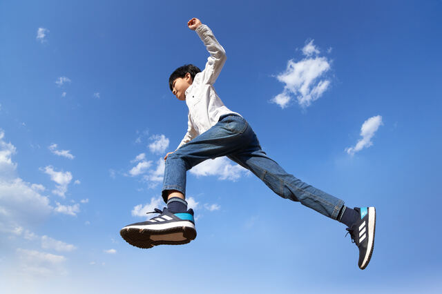 空と走る少年