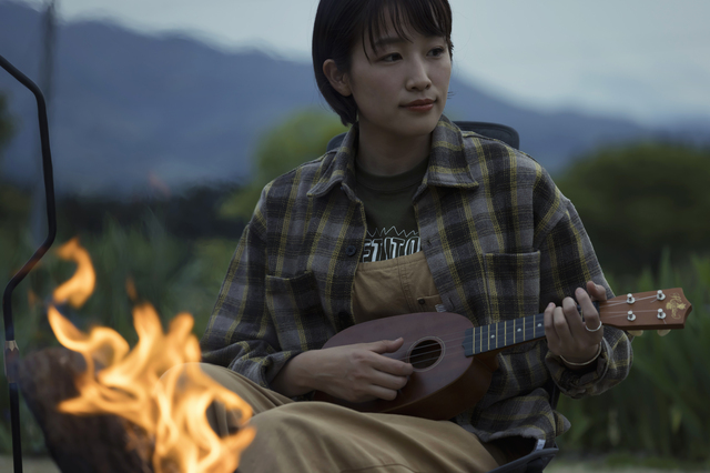 焚き火と女性