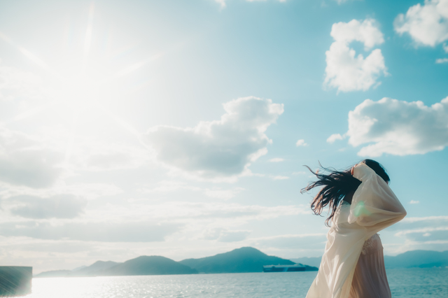 空と女性