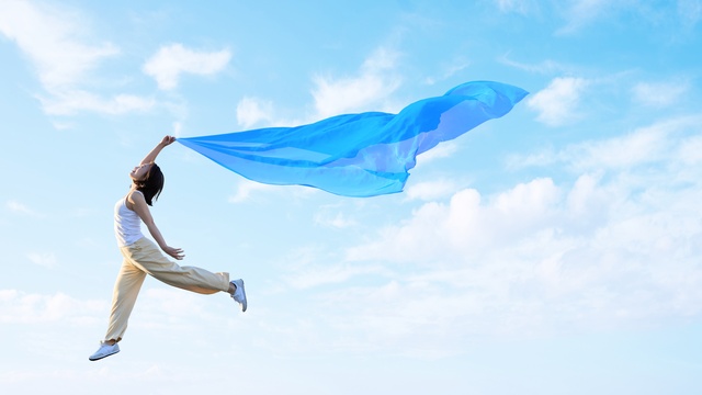 空をかける女性