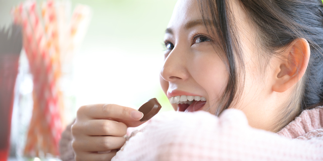 チョコを食べる女性