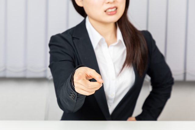 怒る女性 パワハラ