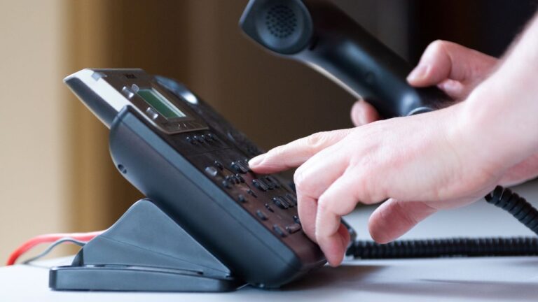 電話の呼び出し音が聞こえるスピリチュアル意味