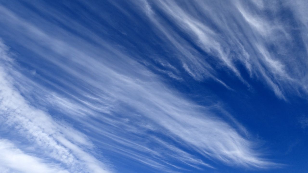 巻雲(筋雲)を見るスピリチュアル意味・メッセージ