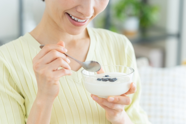 ヨーグルトを食べる女性