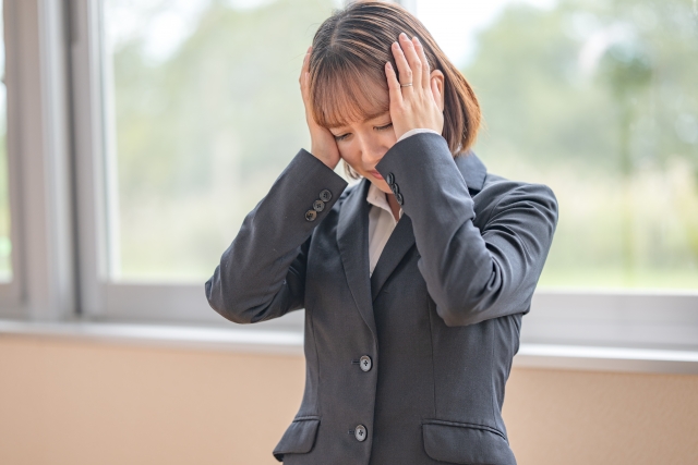 頭を抱える女性 反省する女性