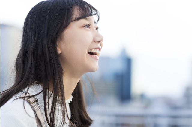 笑う女性
