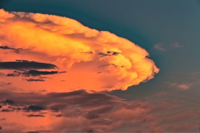 まるで天使がオレンジの雲の中を泳いでいるかのような不思議な雲の画像