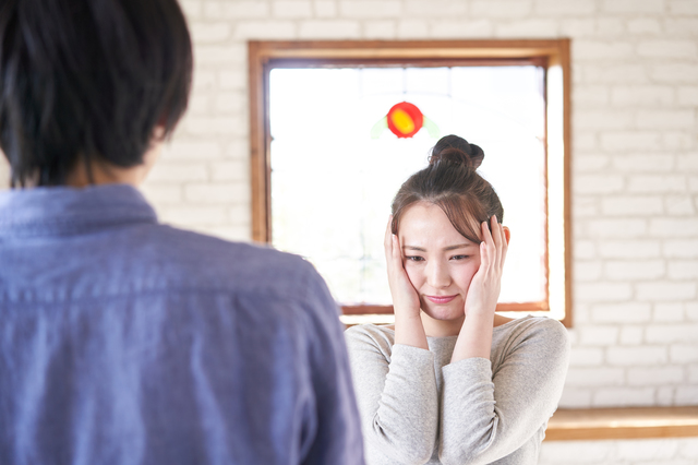 ショックを受ける女性