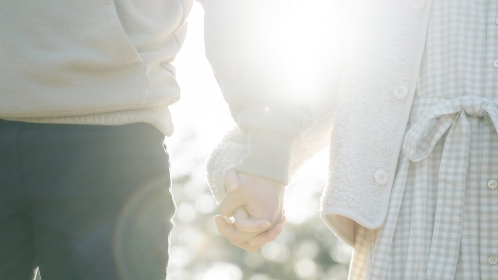既婚者から恋人繋ぎしてきたときの心理と対処法