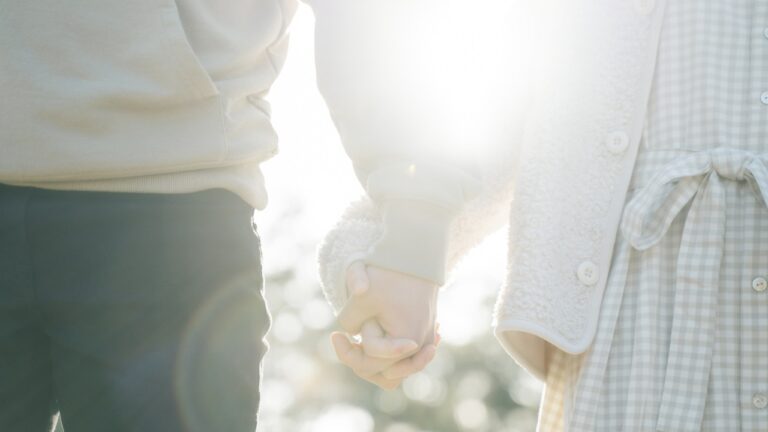 既婚者から恋人繋ぎしてきたときの心理と対処法