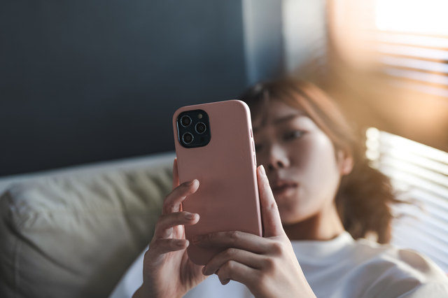 スマホを見る女性