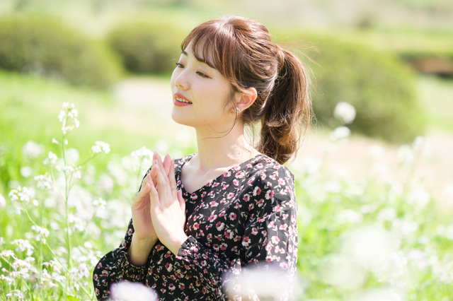 花畑にいる女性