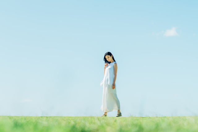 歩く女性