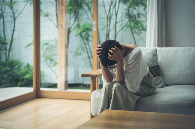 頭を抱える女性