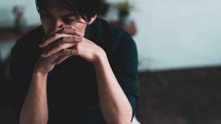 自分から振ったのに後悔 男