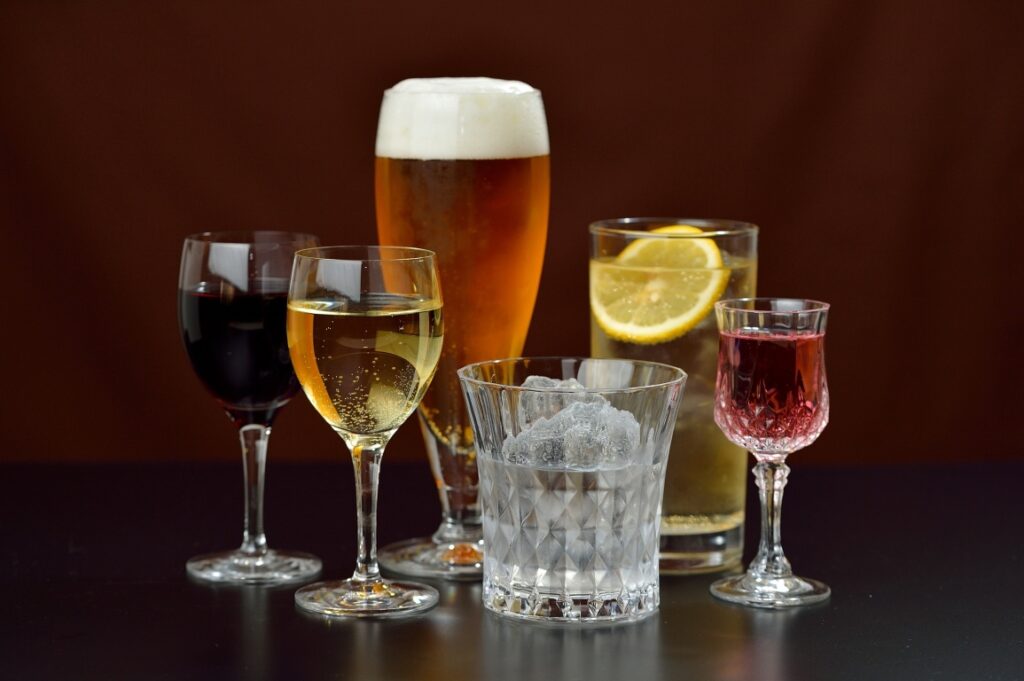 アルコールドリンクのイメージ。注意）透明液体は水です。赤ワイン、白ワイン、ビール、焼酎、ハイボール。