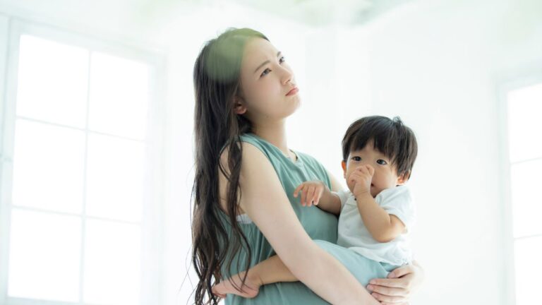 【心理士監修】子育てに疲れた…1人になりたいと思う心理とケア方法